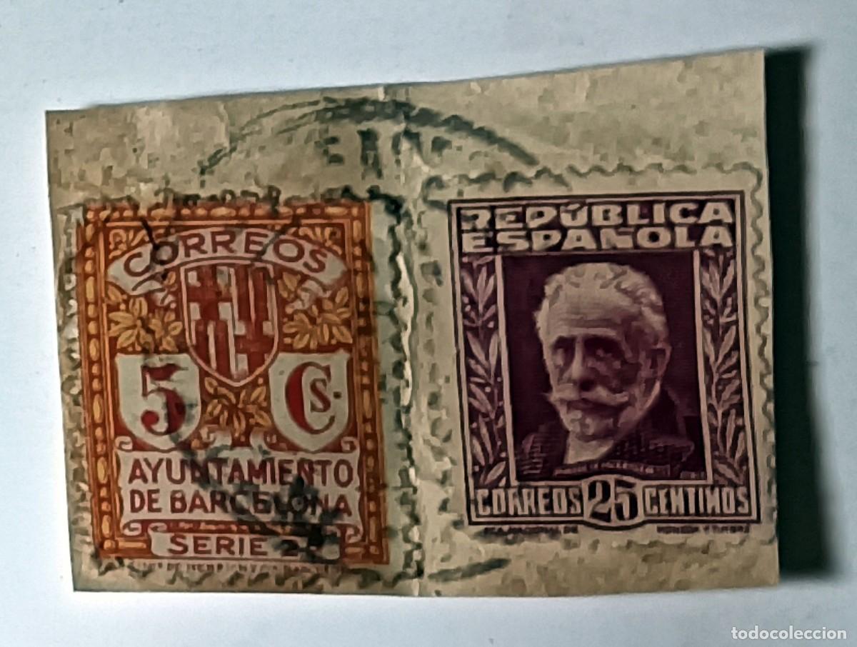 Sellos: FRAGMENTO DE SOBRE CON 2 SELLOS - AYUNTAMIENTO BARCELONA SERIE 2&ordf; + REP&Uacute;BLICA ESPA&Ntilde;OLA 25 C&Eacute;NTIMOS