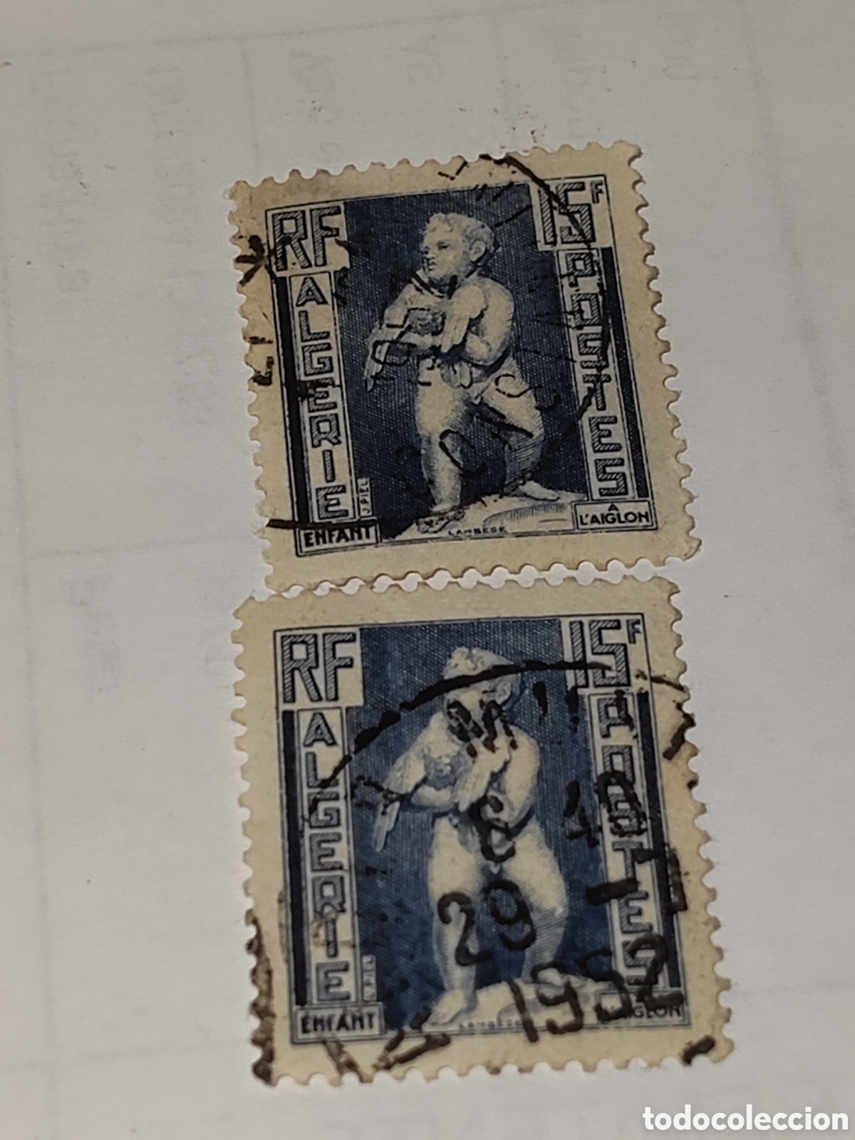 Sellos: 2 Sellos de Argelia ni&ntilde;o sujetando un Halc&oacute;n 1952