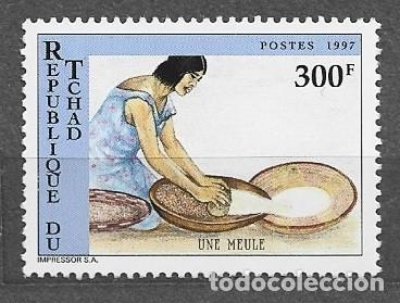Sellos: Republica Tchad 1997 - Mujer batiendo cereales - 1475** - 2000-10