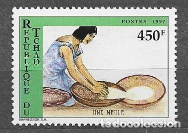 Sellos: Republica Tchad 1997 - Mujer batiendo cereales - 1476** - 2000-10
