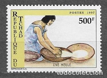 Sellos: Republica Tchad 1997 - Mujer batiendo cereales - 1477** - 2000-10