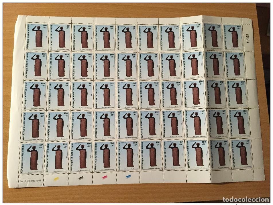 Sellos: Costa de Marfil 1998 Trajes tradicionales Mi. A1199 180+20 F sobrecargado
