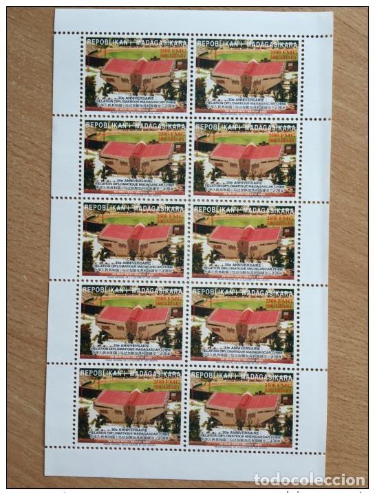 Sellos: Madagascar 2002 Mi. 2597 Edici&oacute;n conjunta Minihoja sobre relaciones diplom&aacute;ticas entre China y