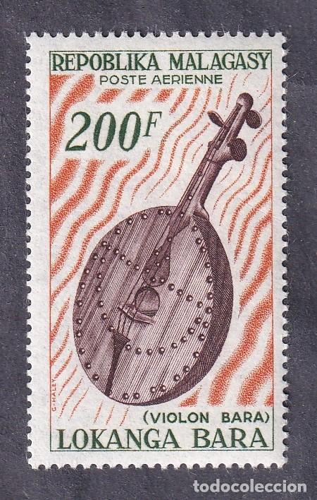 Sellos: MADAGASCAR Yvert PA n&deg; 97 ** violon bara