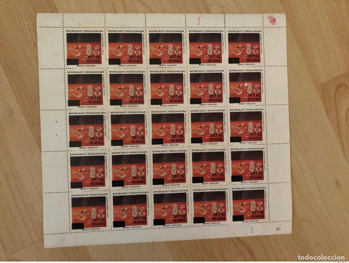 Timbres: Sobreimpresi&oacute;n de la hoja Bijoux Sakalava jewel Schmuck Madagascar 1998 Mi. 2099