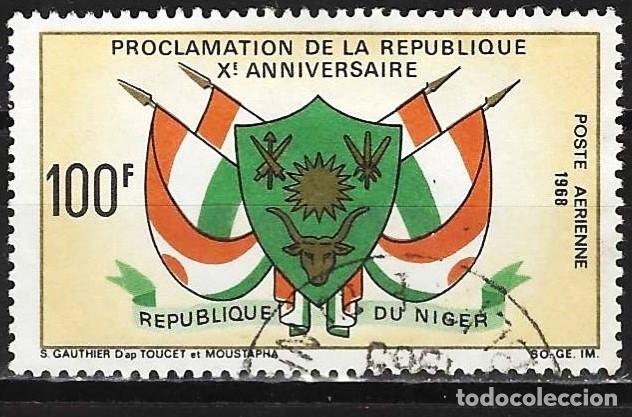 Sellos: Niger 1968 - Mi 205 - YT A99 - 10&deg; aniversario de la Republica : Bandera y escudo de armas ( A&eacute;reo )