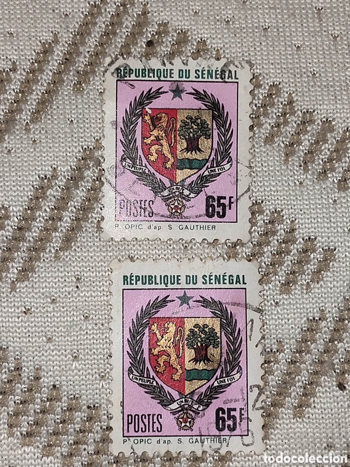Sellos: 2 sellos de Senegal escudo de armas nacional 1976