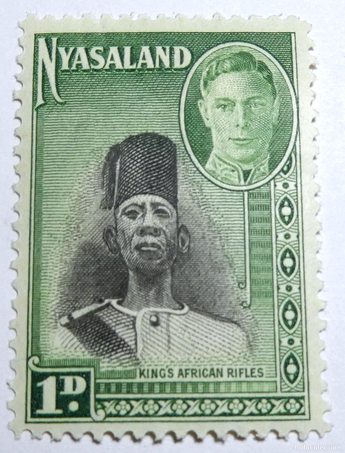 Sellos: sello postal de Nyasaland 1 penique y 1945 (actual Malawi) soldado de los King's African Rifles