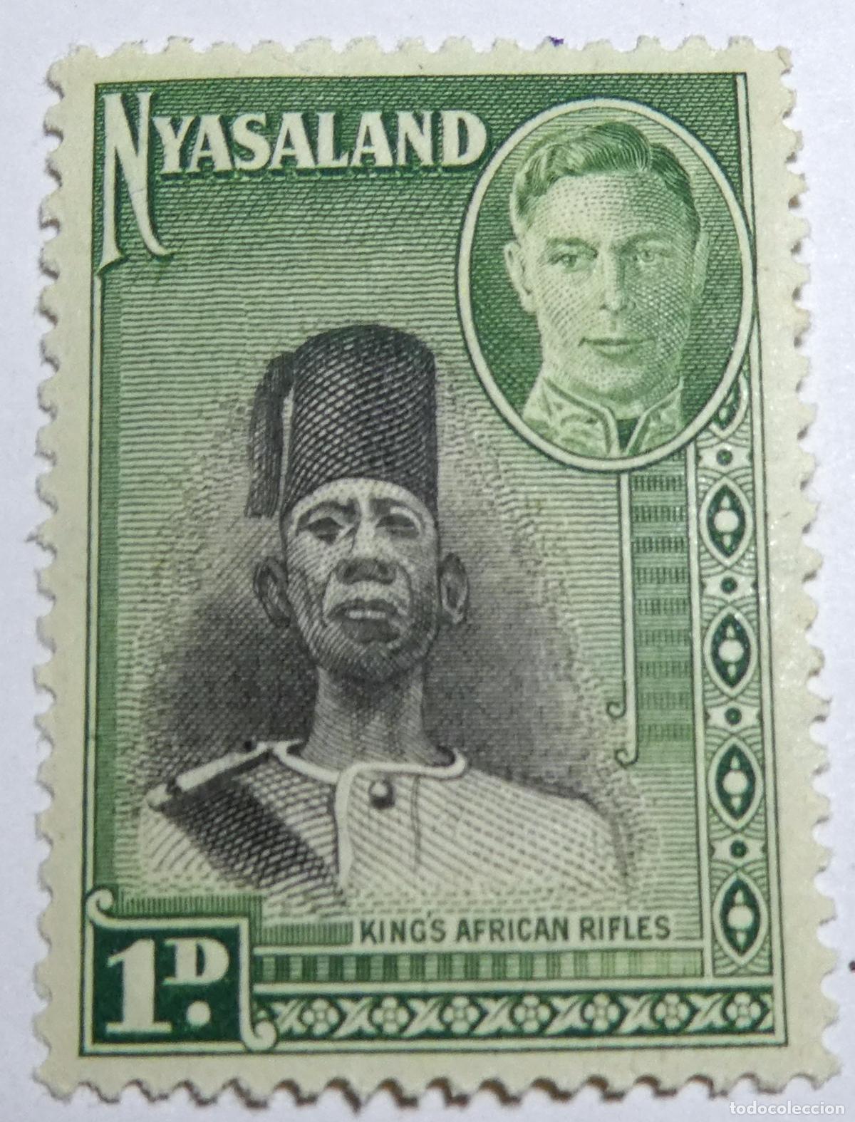 Sellos: sello postal de Nyasaland 1 penique y 1945 (actual Malawi) soldado de los King's African Rifles