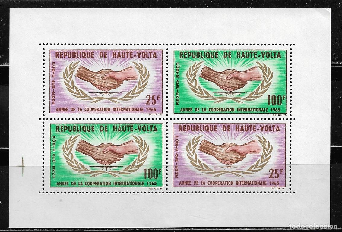 Sellos: ALTO VOLTA 1965, HOJA BLOQUE A&Ntilde;O DE LA COOPERACI&Oacute;N INTERNACIONAL. MNH.