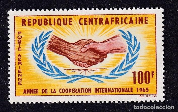 Sellos: CENTRAFRICAINE PA n&deg; 29 ** ann&eacute;e de la coop&eacute;ration internationale