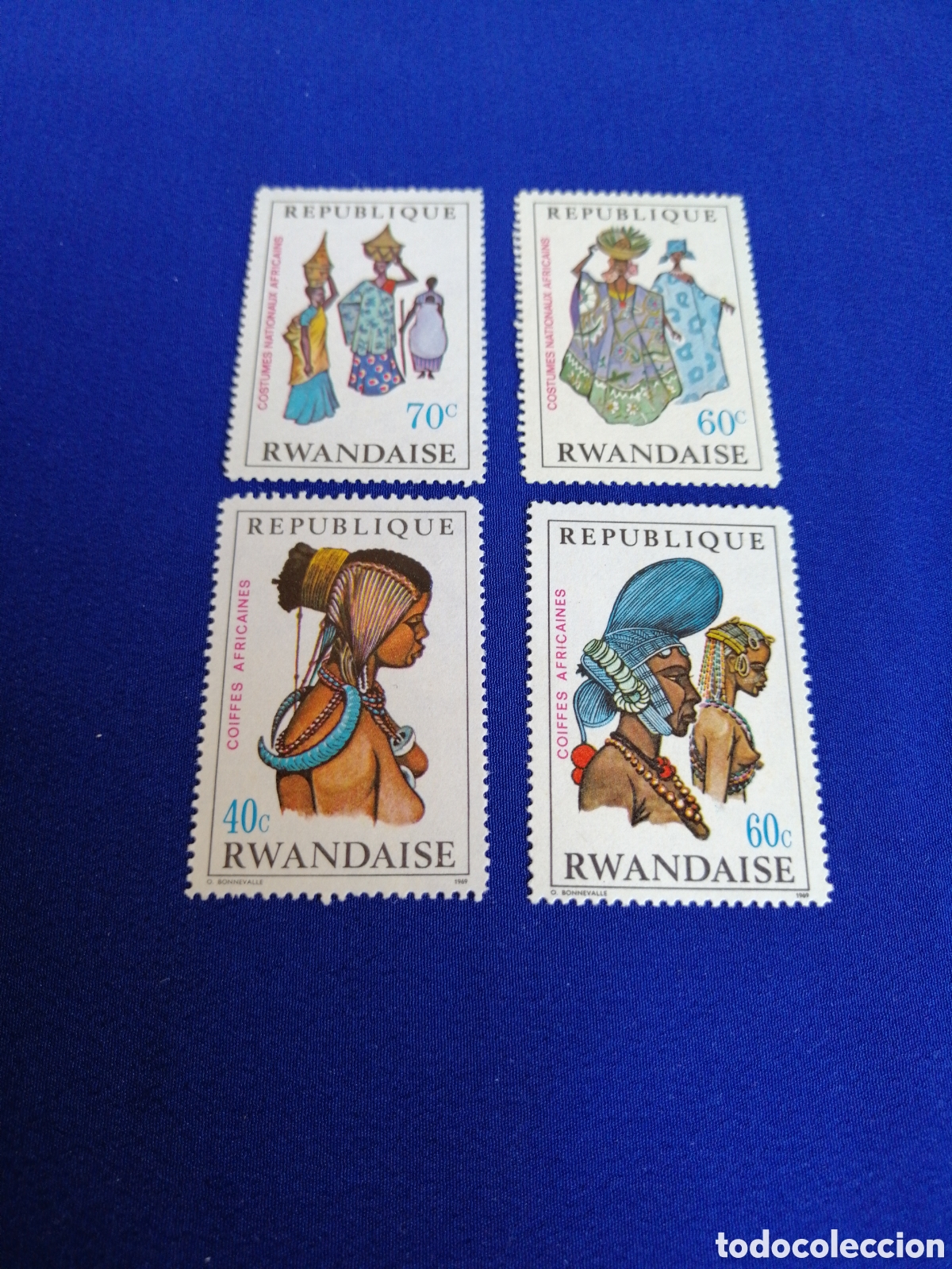 Sellos: REPUBLIQUE RWANDAISE - RUANDA LOTE TRAJES REGIONALES SELLOS USADOS