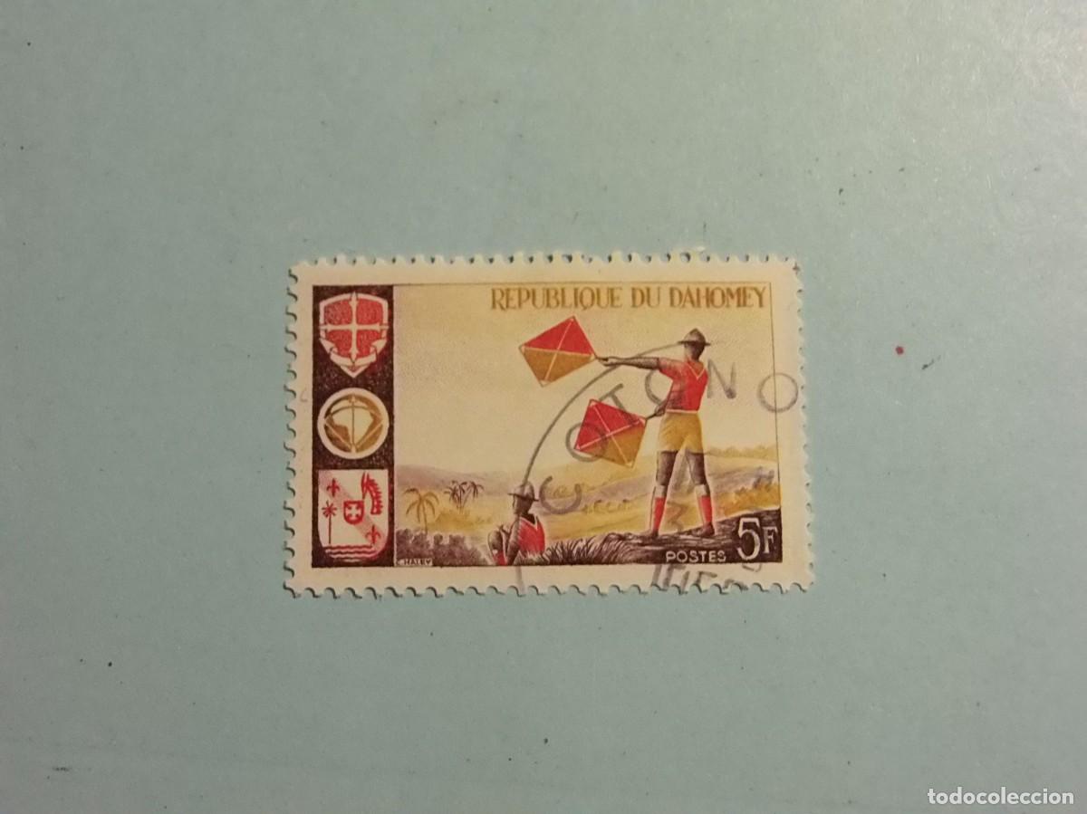 Sellos: BENIN-DAHOMEY 1966 - ESCULTISMO - SE&Ntilde;ALIZACI&Oacute;N CON BANDERAS - BOY SCOUTS.