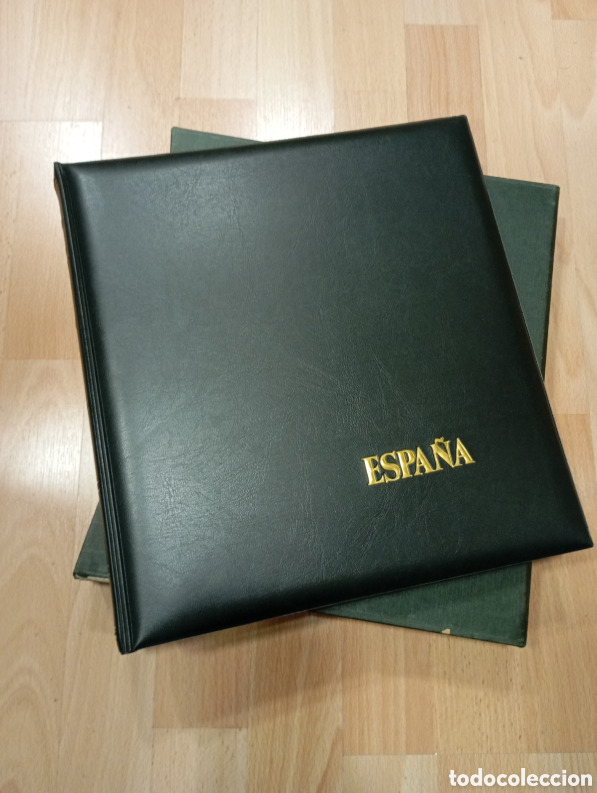 Sellos: TAPA DE &Aacute;LBUM DE SELLOS CON CAJET&Iacute;N - TITULO ESPA&Ntilde;A - MARCA SAFI - COLOR VERDE