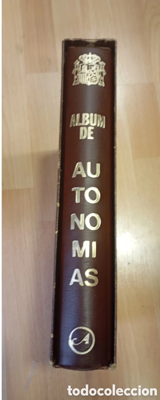 Sellos: TAPA DE &Aacute;LBUM DE SELLOS T&Iacute;TULO AUTONOM&Iacute;AS - MARCA ACTPHILA - COLOR MARR&Oacute;N - INCLUYE HOJAS DE REGALO