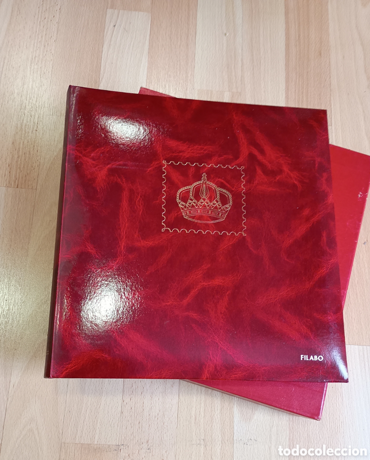 Sellos: TAPA DE &Aacute;LBUM DE SELLOS - MARCA FILABO - MODELO CORONA - COLOR ROJO