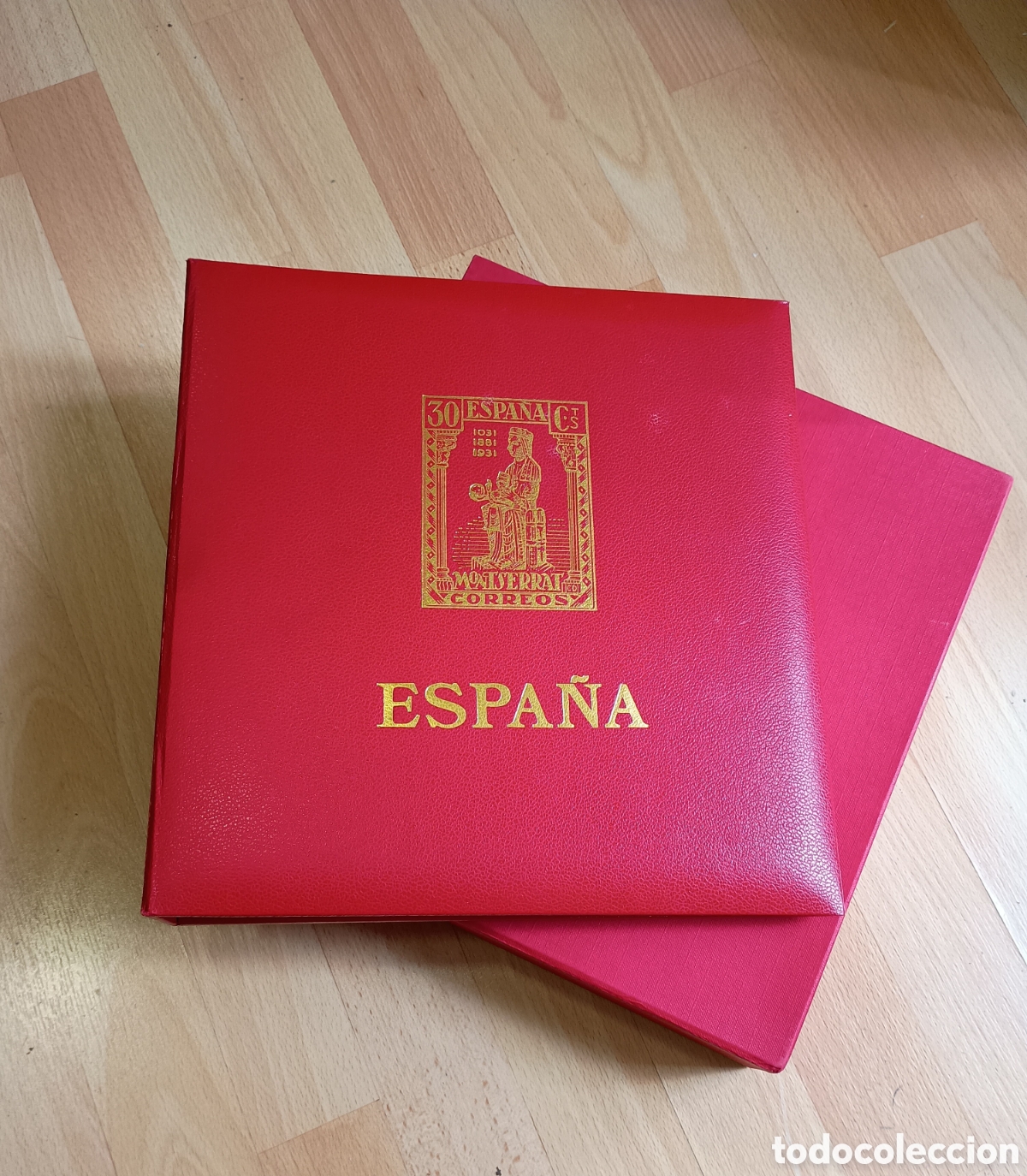 Sellos: TAPA DE &Aacute;LBUM DE SELLOS CON CAJET&Iacute;N - MARCA OLEGARIO - T&Iacute;TULO ESPA&Ntilde;A - COLOR ROJO