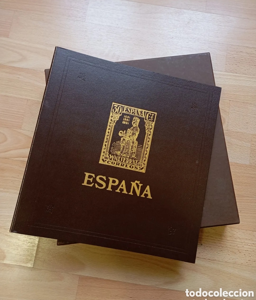Sellos: TAPA DE &Aacute;LBUM DE SELLOS CON CAJET&Iacute;N - MARCA OLEGARIO - T&Iacute;TULO ESPA&Ntilde;A - COLOR MARR&Oacute;N