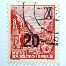 Sellos: SELLO POSTAL ANTIGUO ALEMANIA 1957 20 PF AVENIDA STALIN - BERLIN -RECARGO- RAREZA FALLO DE IMPRESIÓN
