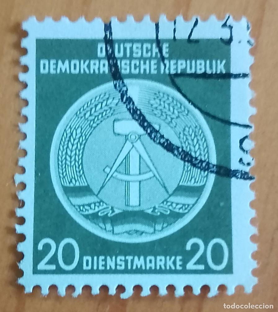 Sellos: ALEMANIA, DDR - V/F 20 DIENSTMARKE - MARTILLO Y COMPAS