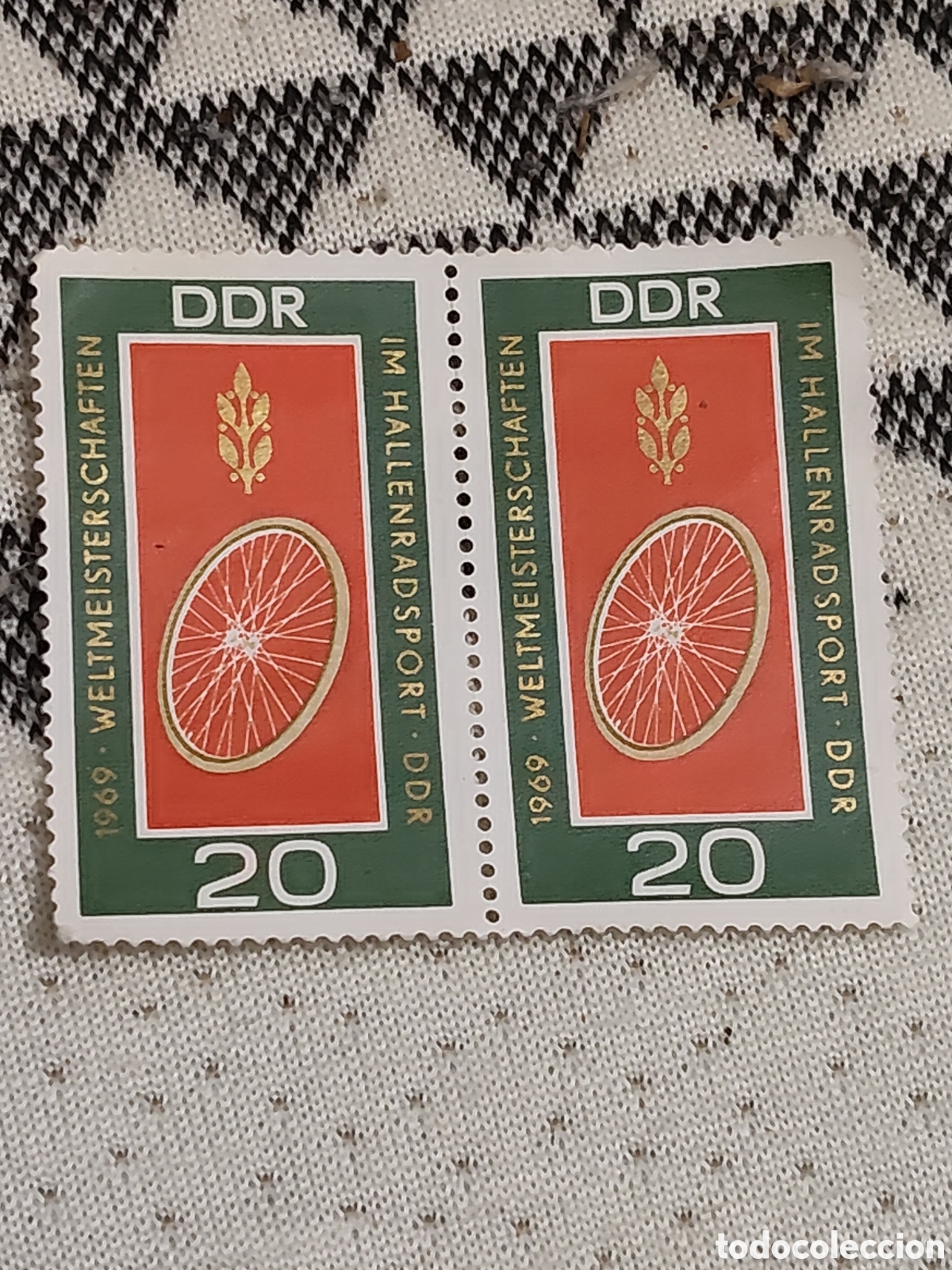 Sellos: Bloque de 2 Sellos de Alemania Democr&aacute;tica Campeonato del mundo de ciclismo en sala Erfurt1969