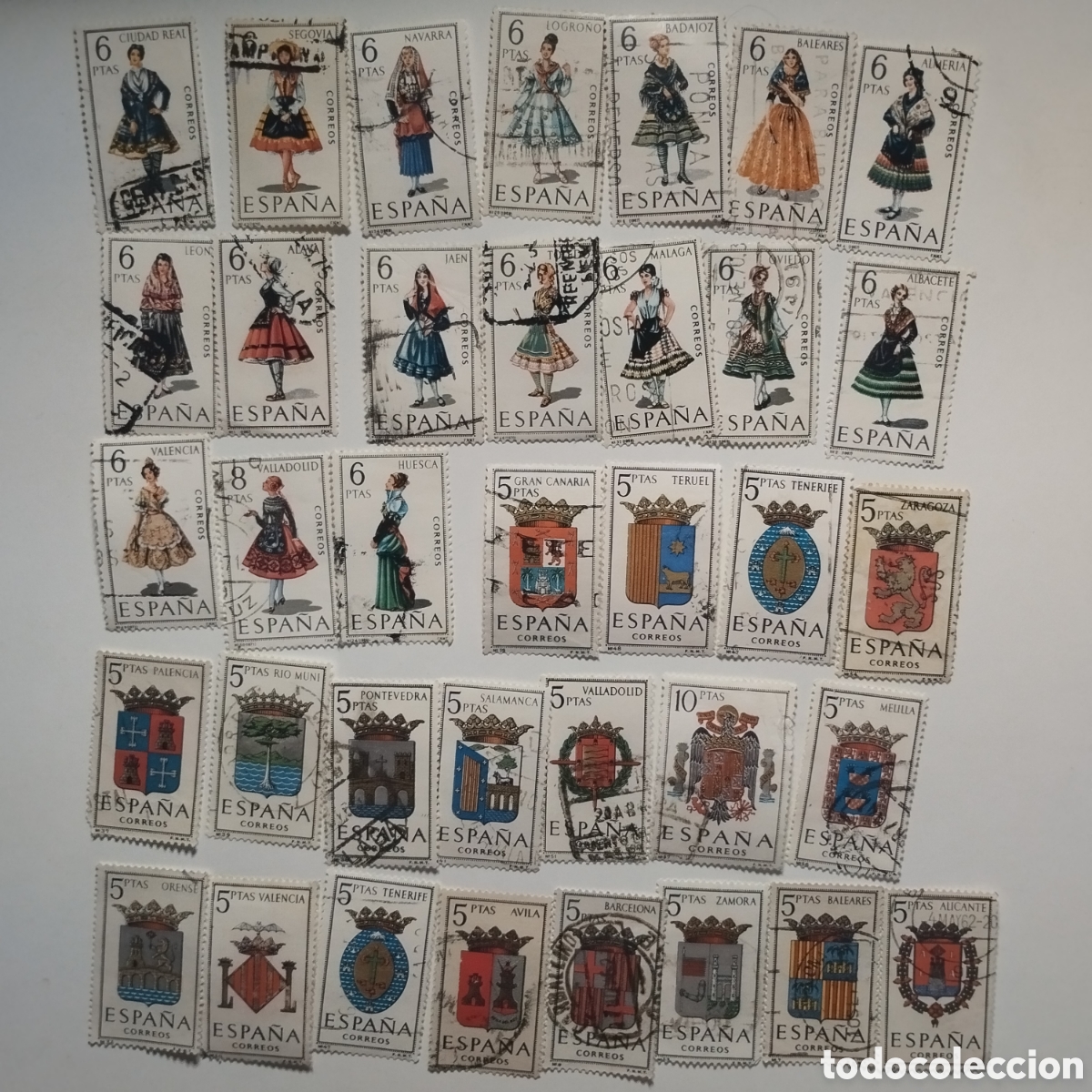 Sellos: Trajes t&iacute;picos regionales y escudos de.. - Foto 1