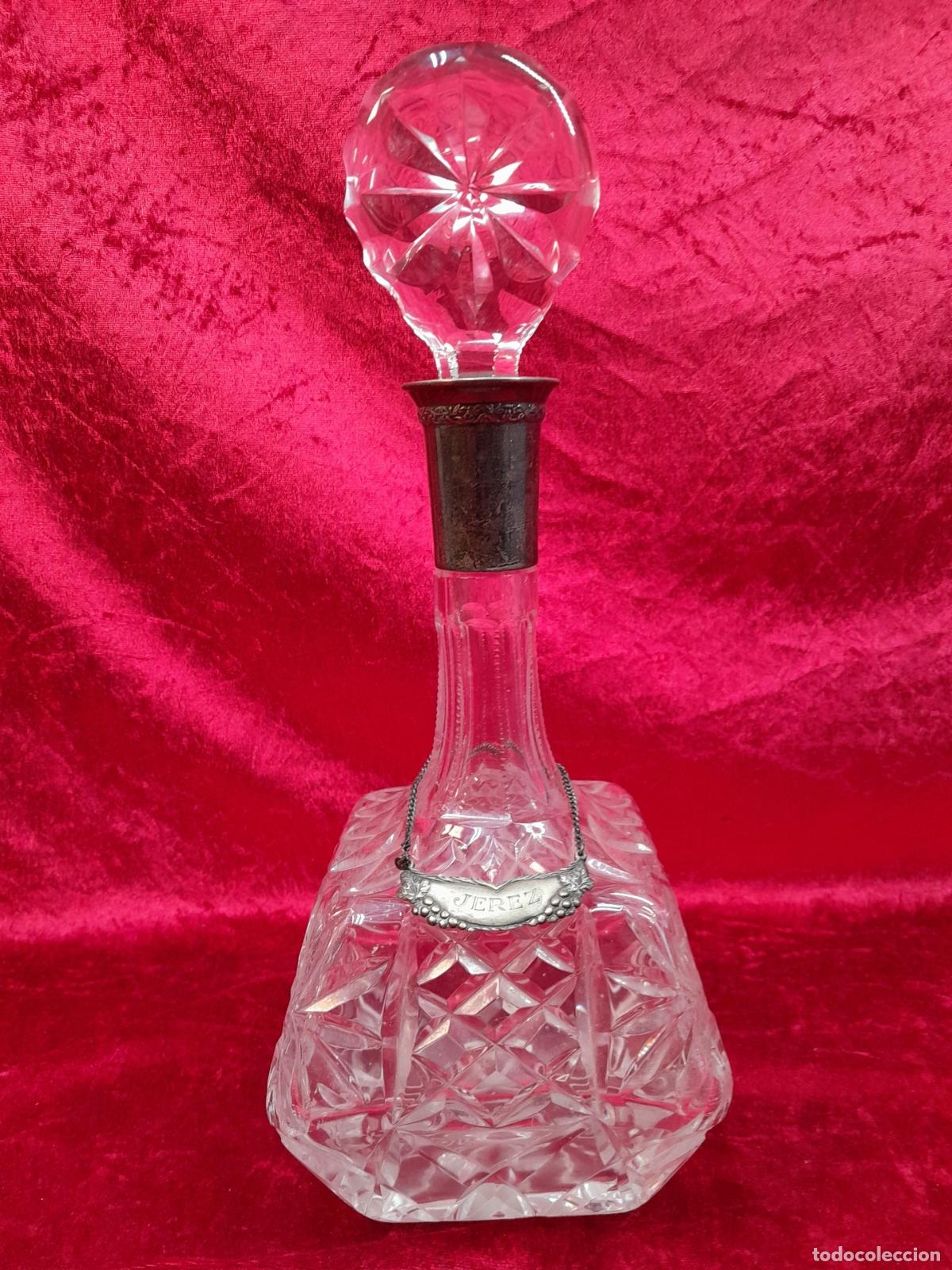 Sellos: LICORERA EN CRISTAL TALLADO CON CUELLO EN PLATA DE LEY. MEDIADOS S.XX