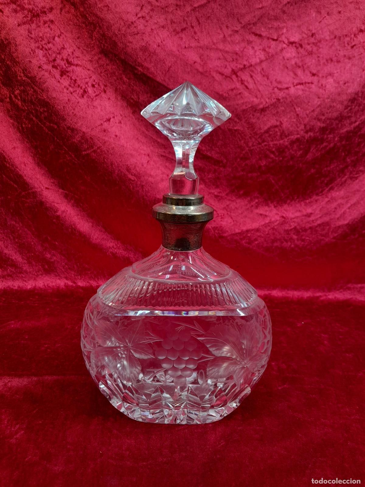 Sellos: LICORERA EN CRISTAL TALLADO CON CUELLO EN PLATA DE LEY. PRINCIPIOS S.XX