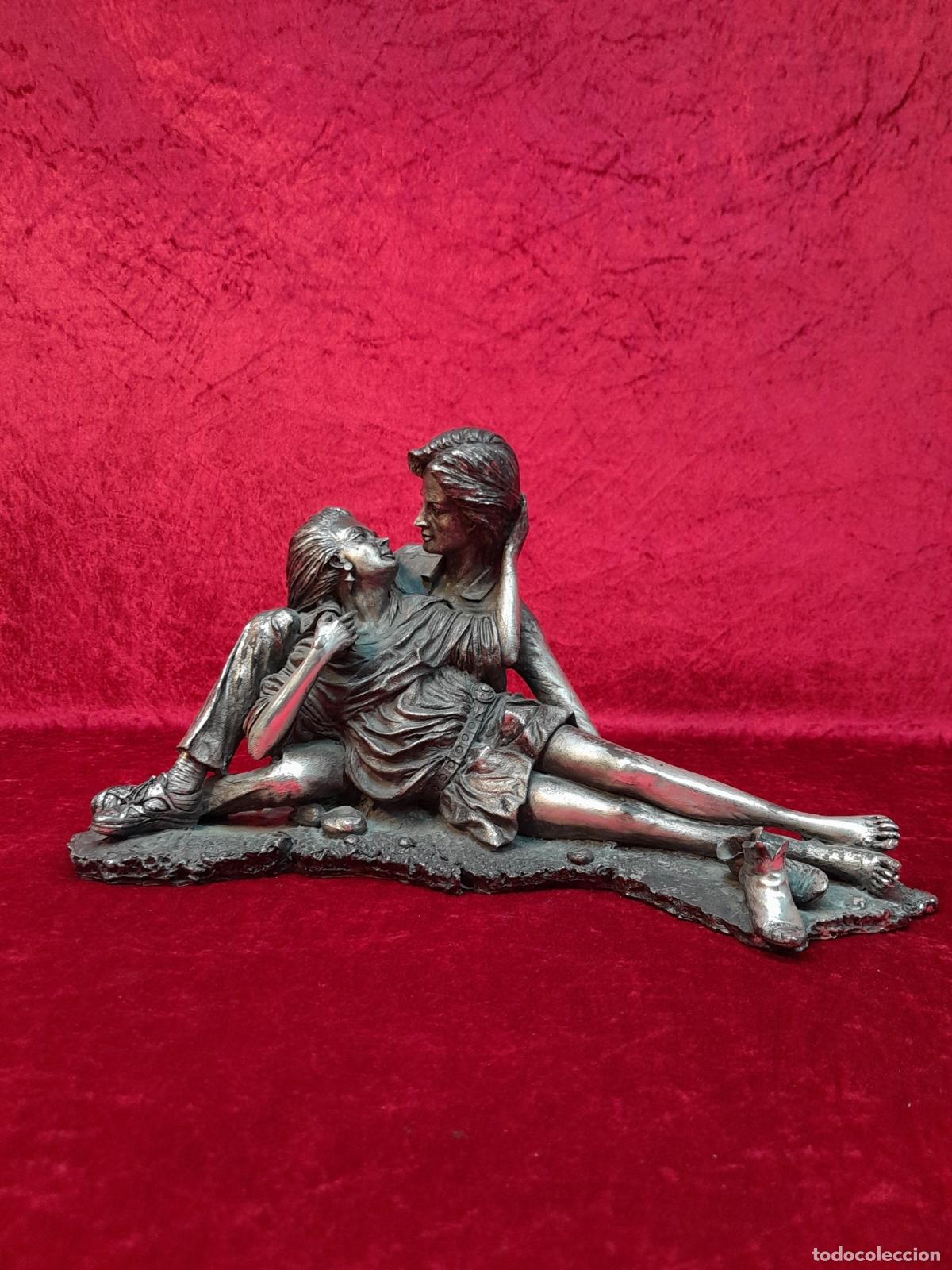 Sellos: PAREJA DE J&Oacute;VENES EN REPOSO. SIGLO XX