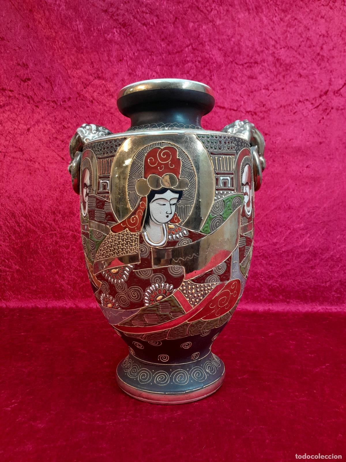 Sellos: JARR&Oacute;N ORNAMENTAL SATSUMA CON DECORACI&Oacute;N DE &rdquo;INMORTALES&rdquo; (ARHATS). SIGLO XX