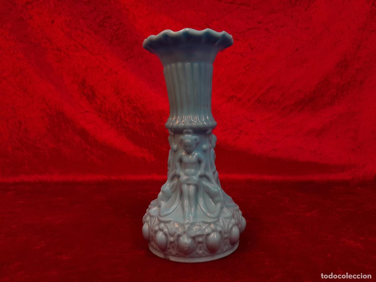 Sellos: FLORERO DE VIDRIO OPALESCENTE AZUL EN RELIEVE. SIGLO XIX