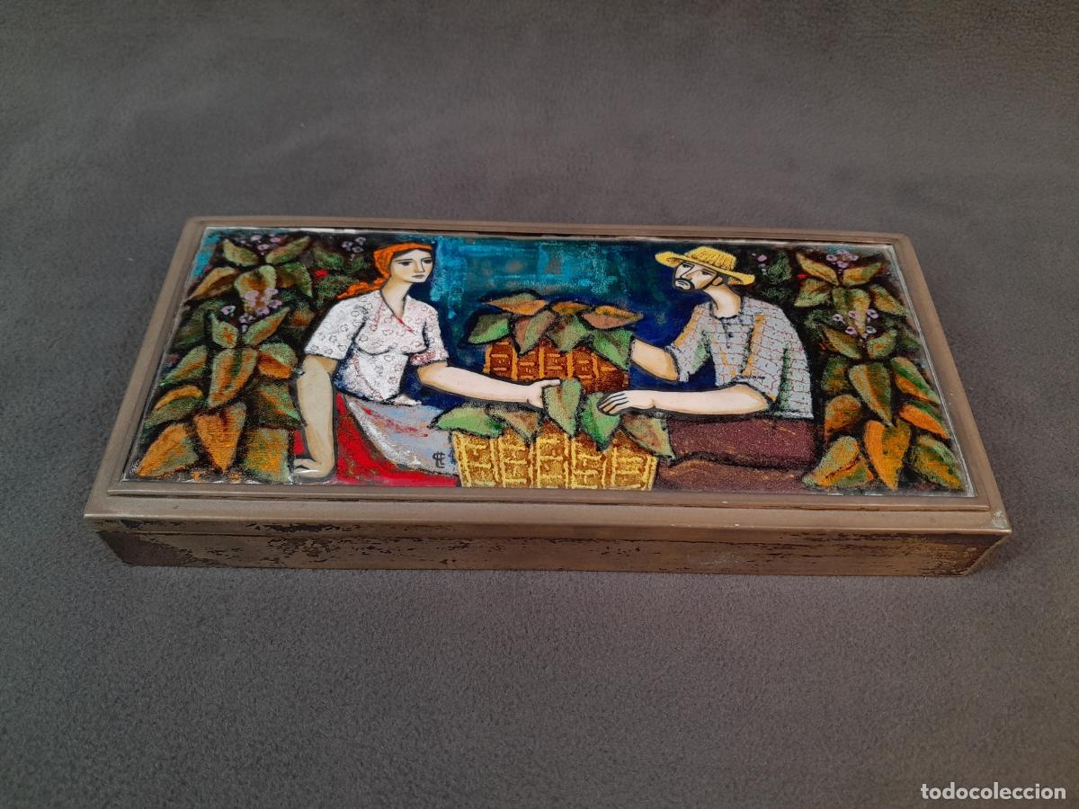 Sellos: CAJA TABAQUERA EN PLATA DE LEY Y MADERA, CON CUBIERTA DECORADA EN ESMALTE VITRIFICADO