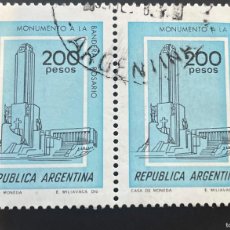 Sellos: BLOQUE 2 SELLOS - ARGENTINA - MONUMENTO A LA BANDERA - ROSARIO - 1979 - CON FIJASELLOS