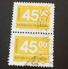 Sellos: BLOQUE 2 SELLOS - ARGENTINA - 45 PESOS - AÑO 1976 - CON FIJASELLOS