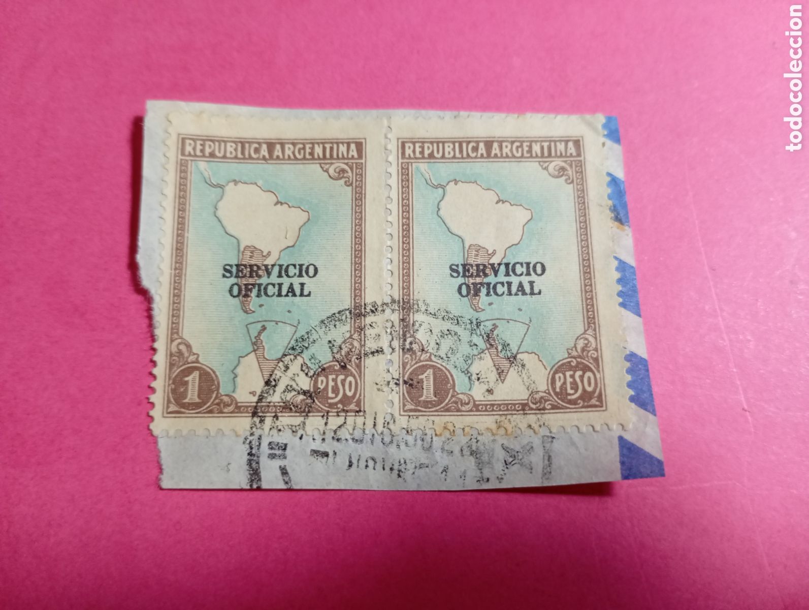 Sellos: ARGENTINA 2 SELLOS 1 PESO MAPA SUDAM&Eacute;RICA Y ANT&Aacute;RTIDA texto impreso ''servicio oficial'' raro