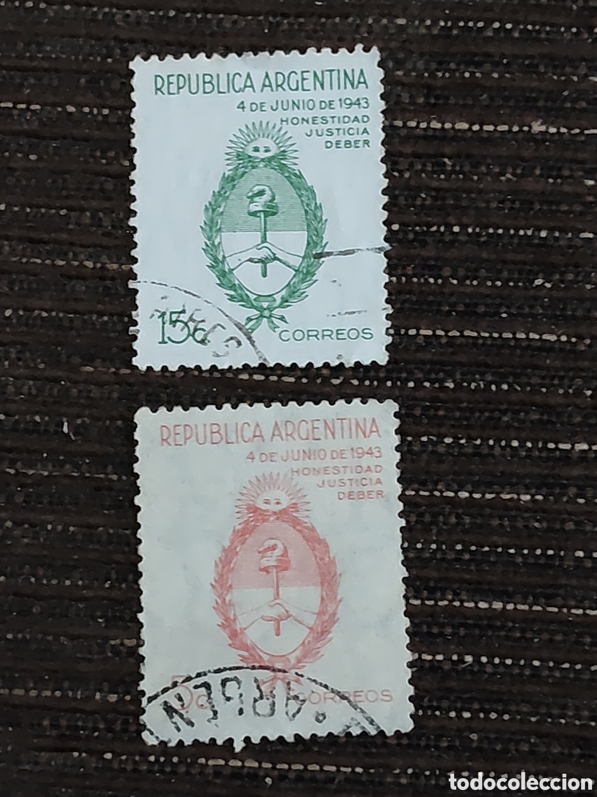 Sellos: 2 sellos de Argentina revoluci&oacute;n del 4 de Junio de 1943