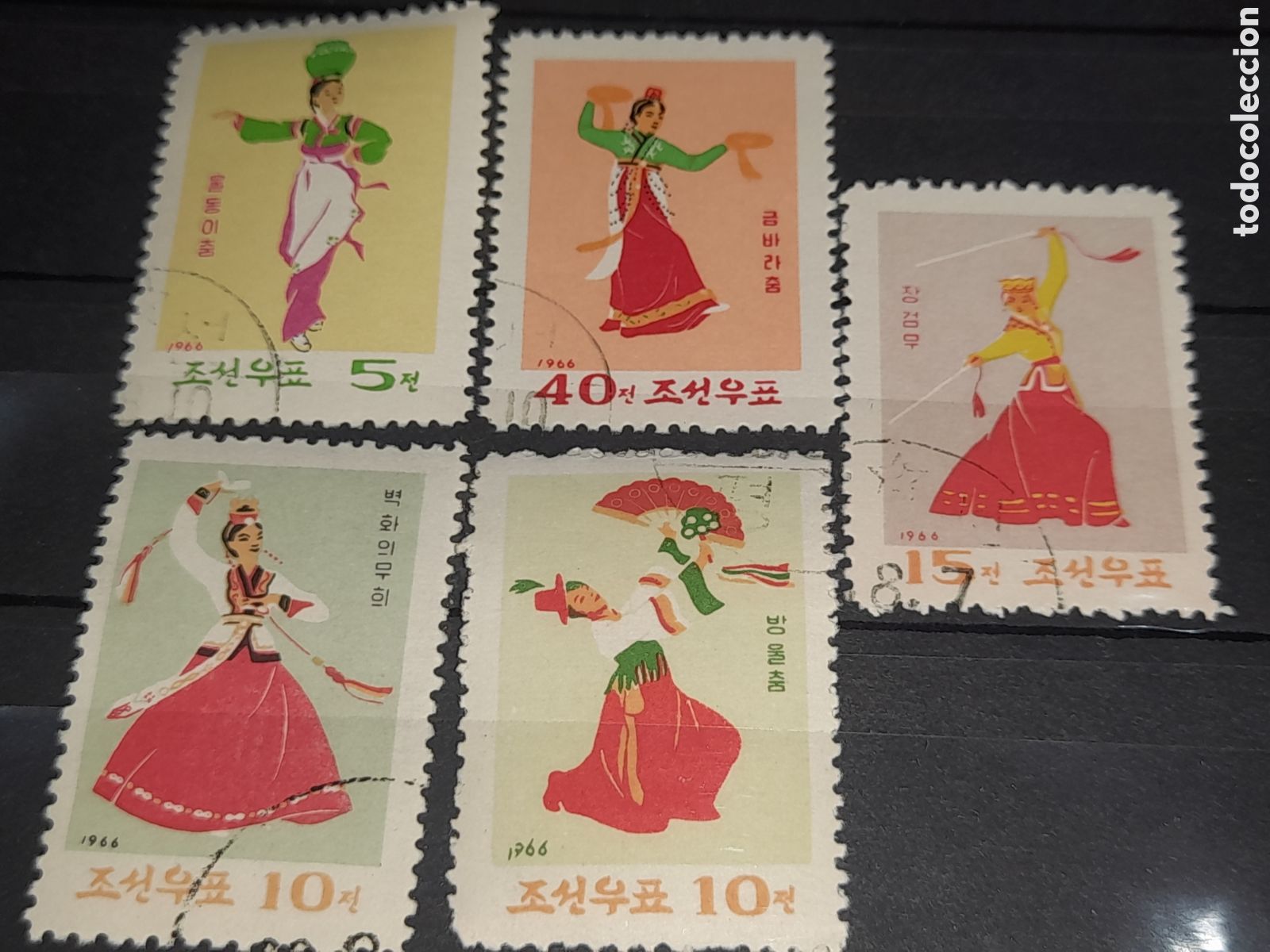 Sellos: Sello Corea Norte mtdo 1966. Danzas tradicionales. Sin goma. Disfraz. Folclore. Bailes. Artesania M