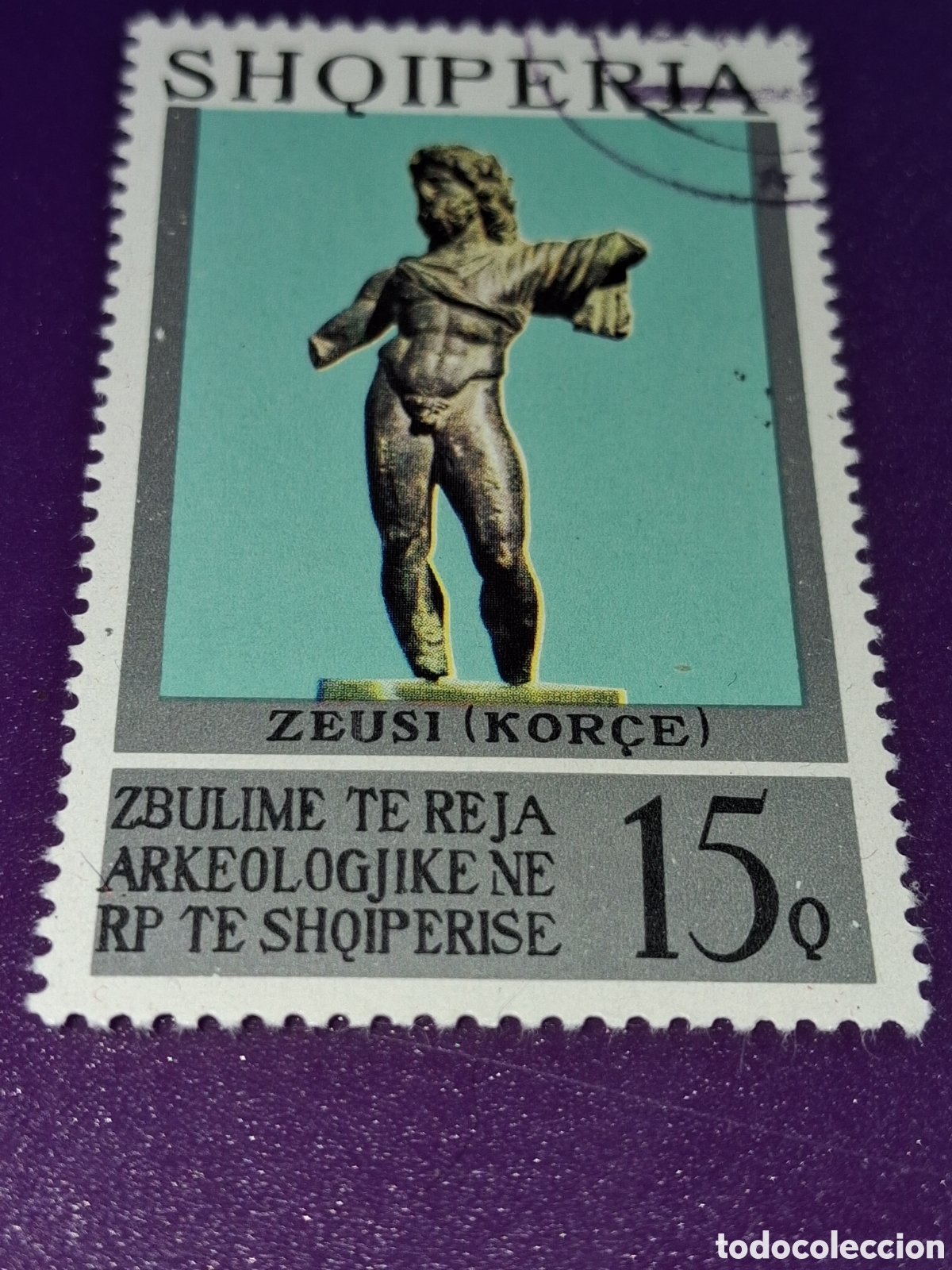 Selos: Sello (1/8v) Albania mtdo 1974. Arqueolog&iacute;a. Tesoros. Escultura. Zeus. Padre de diosa. Kor&ccedil;a