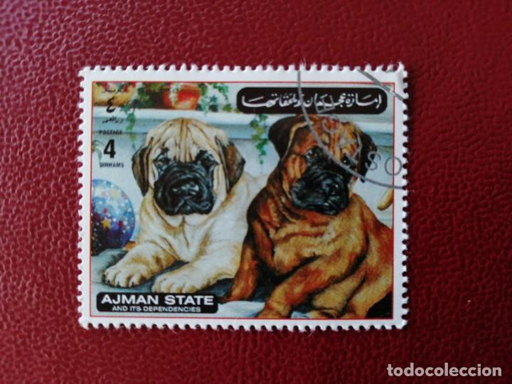 Briefmarken: AJMAN STATE - ARABIA DEL SUR - VALOR FACIAL 4 DIRHAMS - 2 PERROS