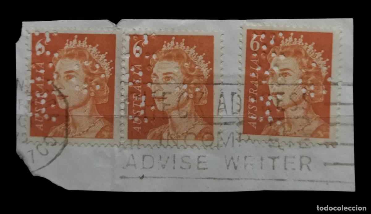 Sellos: AUSTRALIA 1970 Reina Isabel II. Fragmento con 3 Perfins - Perforados. USADO.