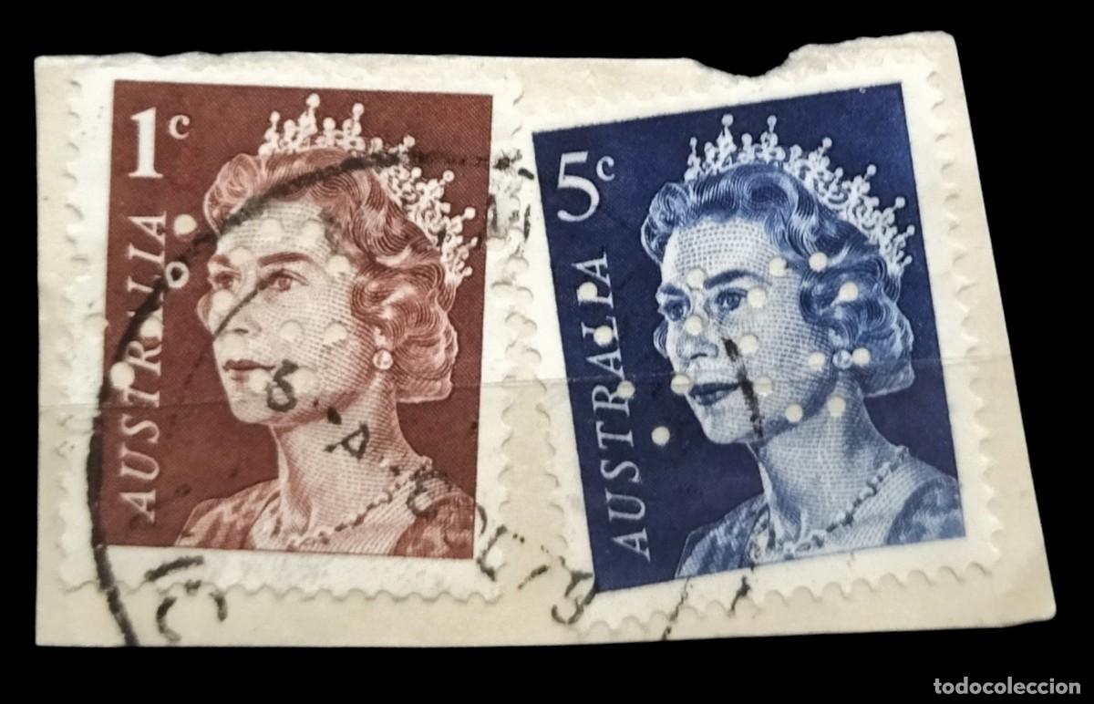 Sellos: AUSTRALIA 1966 - 1967 Reina Isabel II. Fragmento con 2 Perfins - Perforados. USADO.