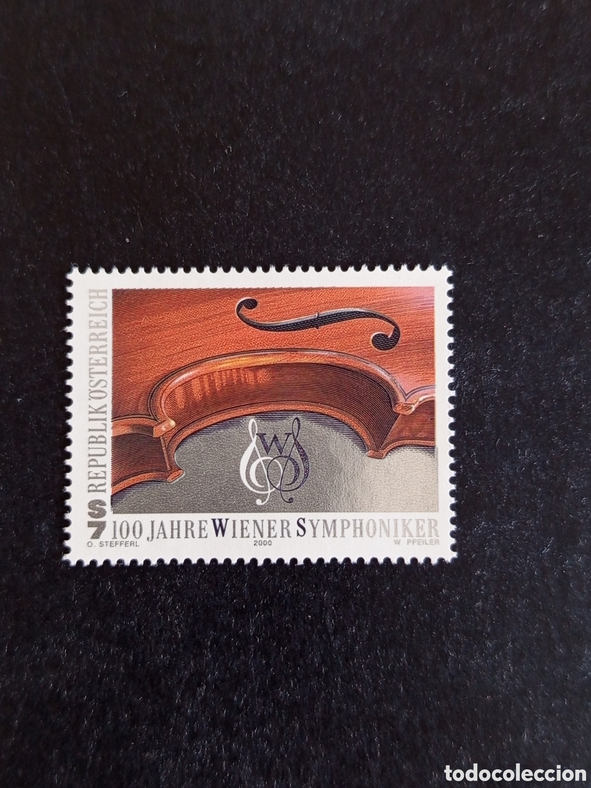 Sellos: AUSTRIA, 2000. Orquesta Filarm&oacute;nica de Viena. Viol&iacute;n. Pedido m&iacute;nimo 3 &euro;. Ver fotos.