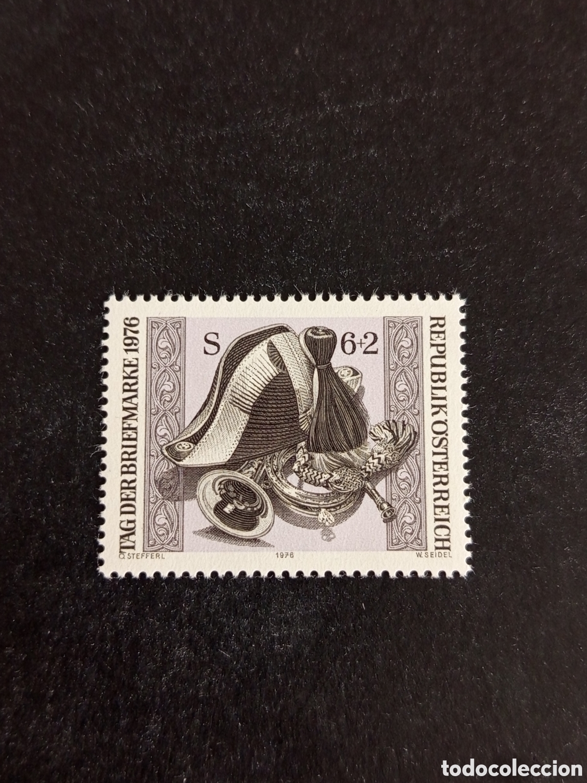 Sellos: AUSTRIA, 1976. D&Iacute;A DEL SELLO. GORRO DE GALA Y CORNETA. YVERT 1365. PEDIDO M&Iacute;NIMO 3 &euro;. VER FOTOS .