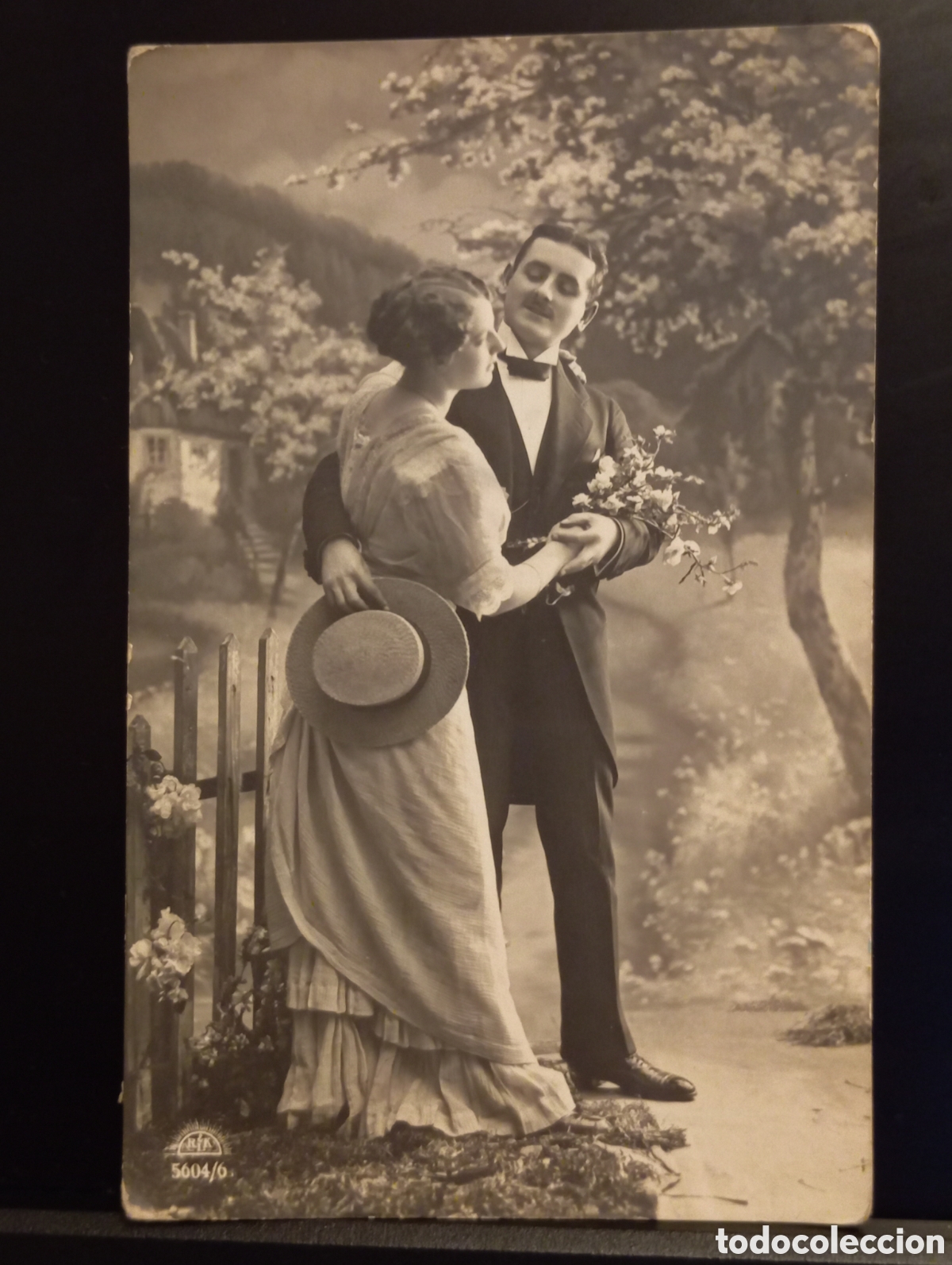 Sellos: Postal rom&aacute;ntica: pareja bajo &aacute;rbol en flor, Austria, 1911