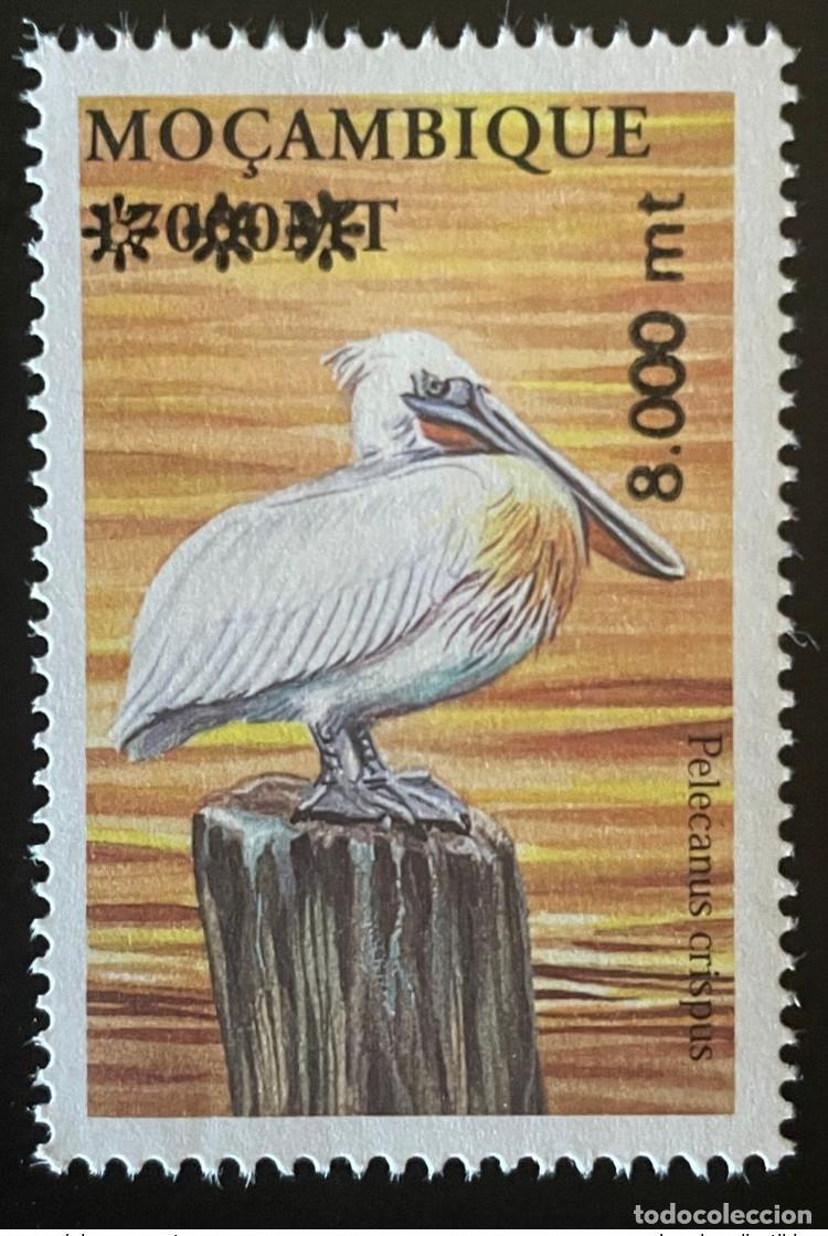 Sellos: Mozambique 2002/2005 Mi. 2850 -P&aacute;jaro Pelecanus cripus sobrecargado RARO