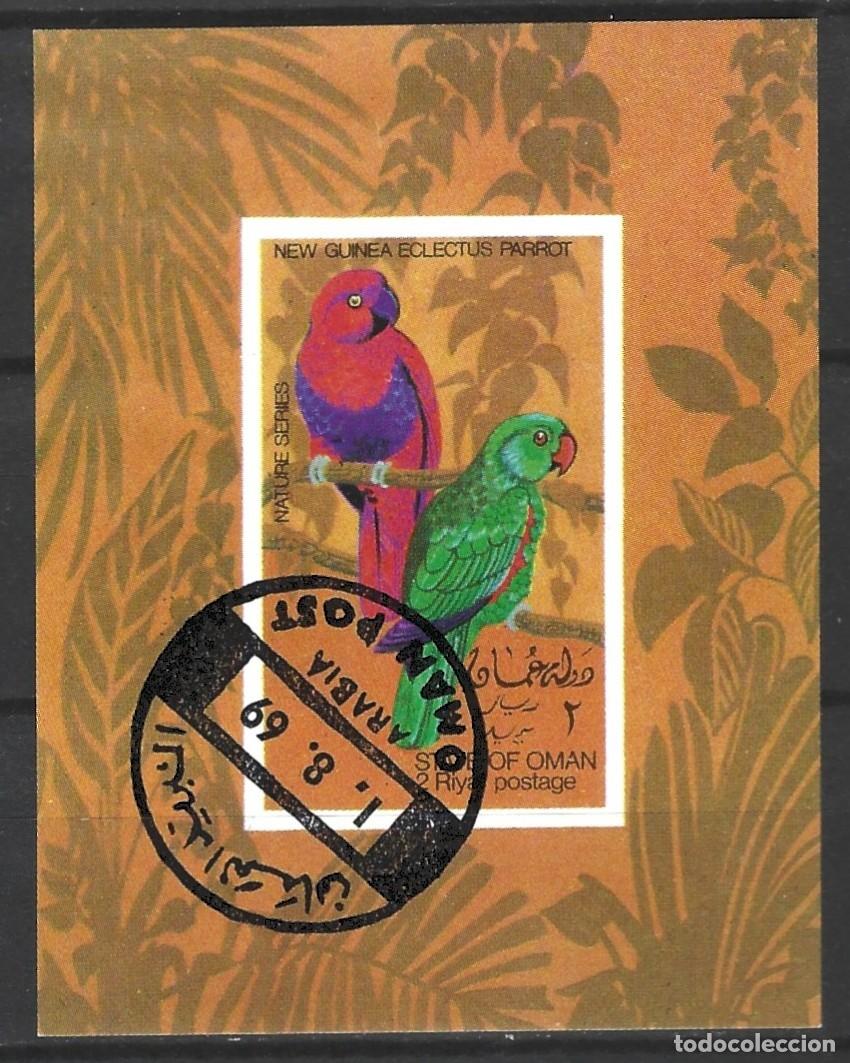 Selos: STATE OF OMAN - 2 RIYAL - MINIBLOQUE CON UN PAREJA LORO ECL&Eacute;CTICO DE NUEVA GUINEA - CON ADHESIVO