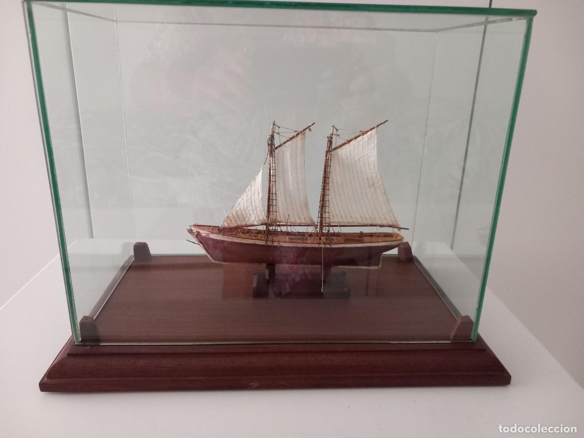 Sellos: Maqueta de barco con vitrina