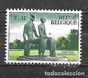 Sellos: 1970: &rdquo;Los soberanos&rdquo;, escultura de Henry Moore en el parque Middelheim de Amberes (MH*)