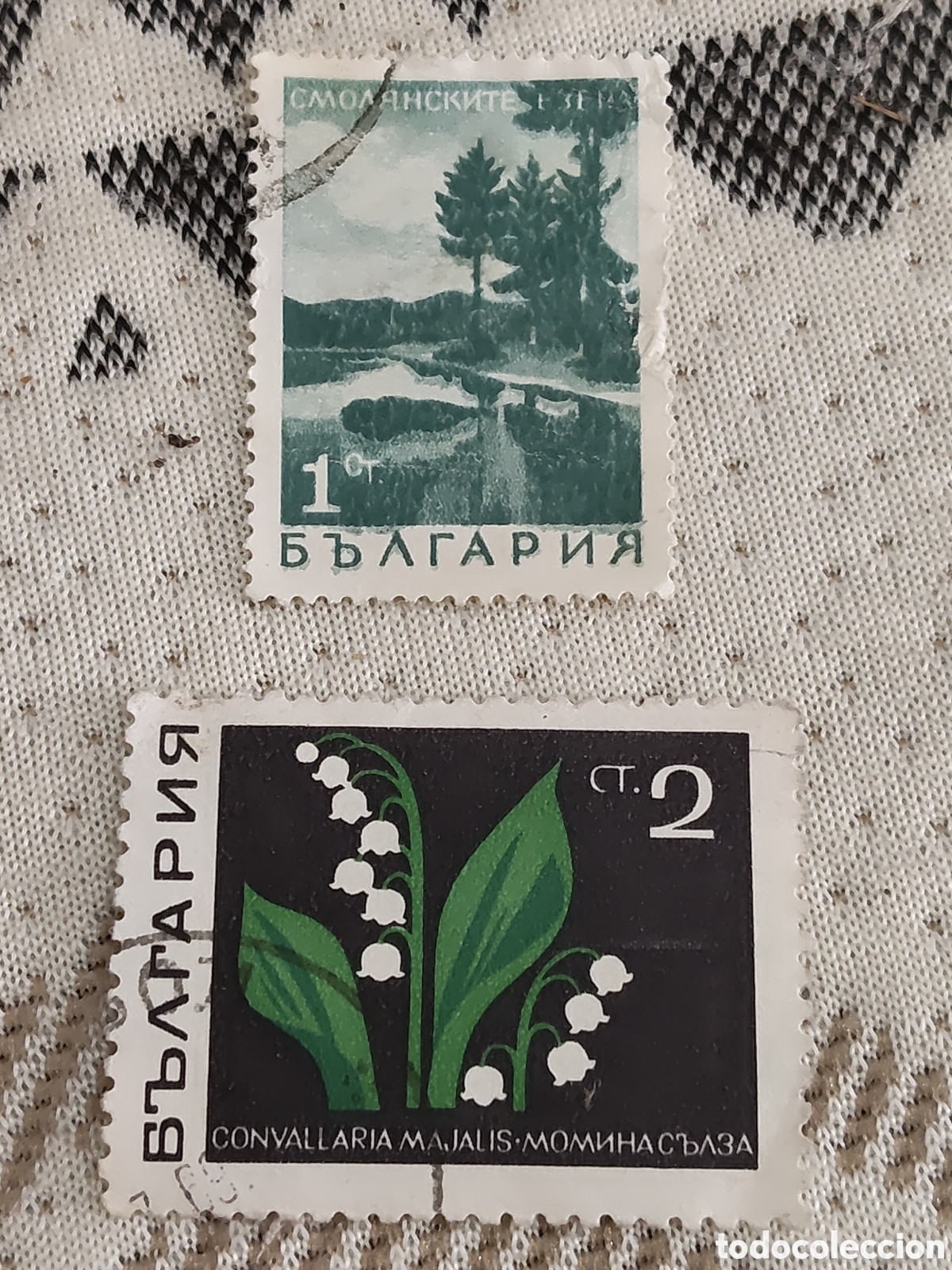 Sellos: 2 Sellos de Bulgaria paisajes lago Smolyan(1968) y plantas medicinales lirio de los valles (1969)