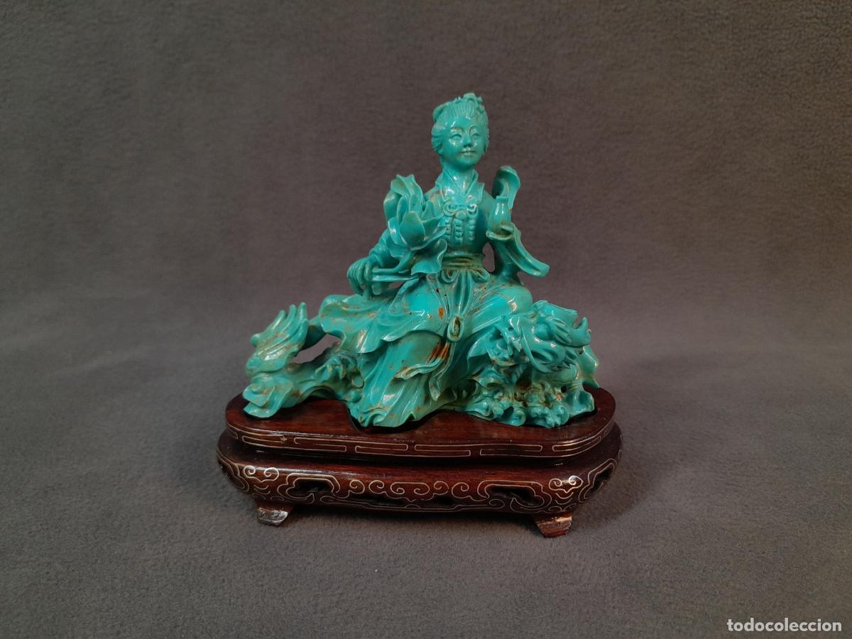 Sellos: ESCULTURA DE DAMA ORIENTAL EN TURQUESA TALLADA SOBRE PEANA DE MADERA. MEDIADOS S.XX